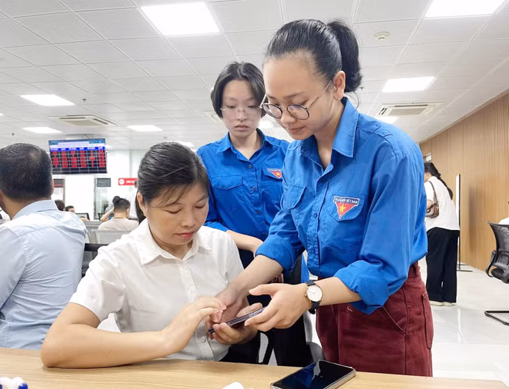 Đội hình thanh niên tình nguyện thuộc Đoàn Thanh niên UBND tỉnh ra quân tuyên truyền, hỗ trợ và hướng dẫn người dân thực hiện TTHC tại Trung tâm Phục vụ hành chính công phường Hồng Gai (tháng 7/2025). Ảnh: Đơn vị cung cấp