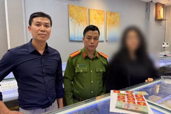 Công an phường Yên Hòa kịp thời ngăn chặn vụ việc nữ sinh bị lừa đảo. Ảnh: Công an Hà Nội