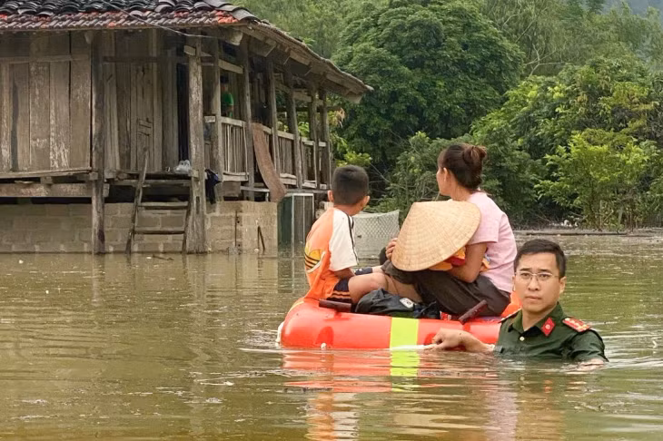 Tại các xã Vân Nham, Thất Khê, Bắc Sơn, Hữu Lũng, Bình Gia, Vũ Lễ, Chiến Thắng, Yên Bình, Vũ Lăng, công an cơ sở có mặt tại vùng ngập sâu, nguy cơ sạt lở để cùng chính quyền đưa tài sản, vật nuôi và con người đến khu vực tránh trú - Ảnh: Công an tỉnh Lạng Sơn