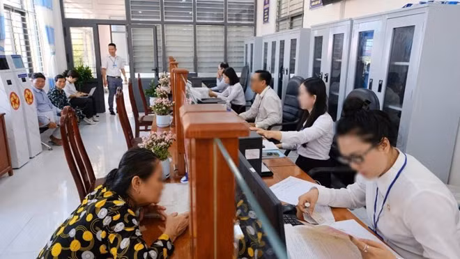 Đề xuất bỏ chứng chỉ bồi dưỡng theo tiêu chuẩn ngạch, hạng chức danh nghề nghiệp nhận được sự quan tâm của cán bộ, công chức. Ảnh: Phong Linh