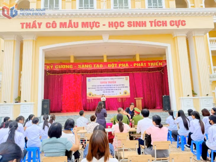 Công an xã Quảng La tuyên truyền pháp luật về giao thông cho trên 600 học sinh Trường THCS-THPT Quảng La.