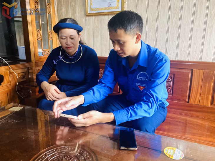 ĐTN hướng dẫn các tiện ích số tại nhà người dân.