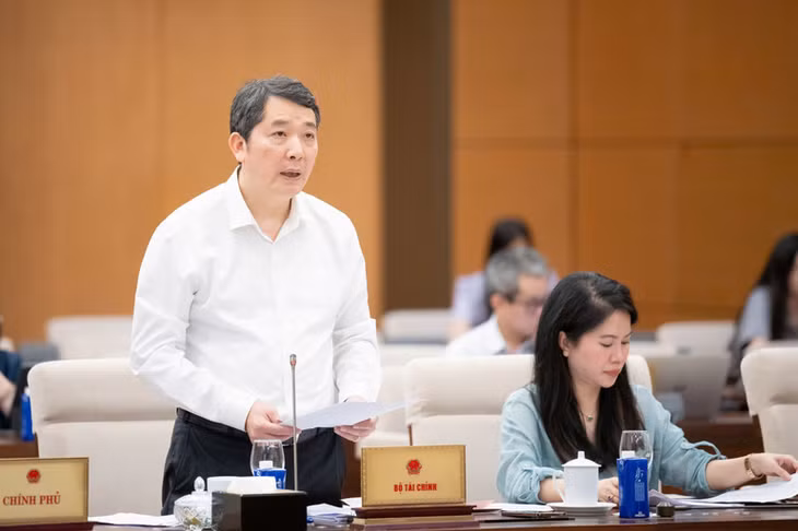 Thứ trưởng Tài chính Cao Anh Tuấn trình bày tờ trình dự án Luật. (Ảnh: DUY LINH)