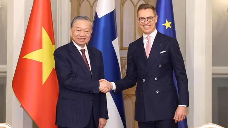 Tổng Bí thư Tô Lâm và Tổng thống Cộng hòa Phần Lan Alexander Stubb sau lễ ký kết các Văn kiện hợp tác. (Ảnh: TTXVN)