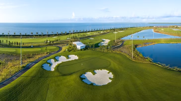 Sân golf Dragon Golf Links, TP Hải Phòng chính thức đi vào hoạt động năm 2023 với 27 hố golf tiêu chuẩn quốc tế. Không chỉ là một sân golf, đây còn là một phần của quần thể du lịch quốc tế Đồi Rồng, điểm đến tất cả trong một ở TP Hải Phòng, mang tới các dịch vụ đẳng cấp từ hệ thống công viên, biển nhân tạo, rừng ngập mặn...