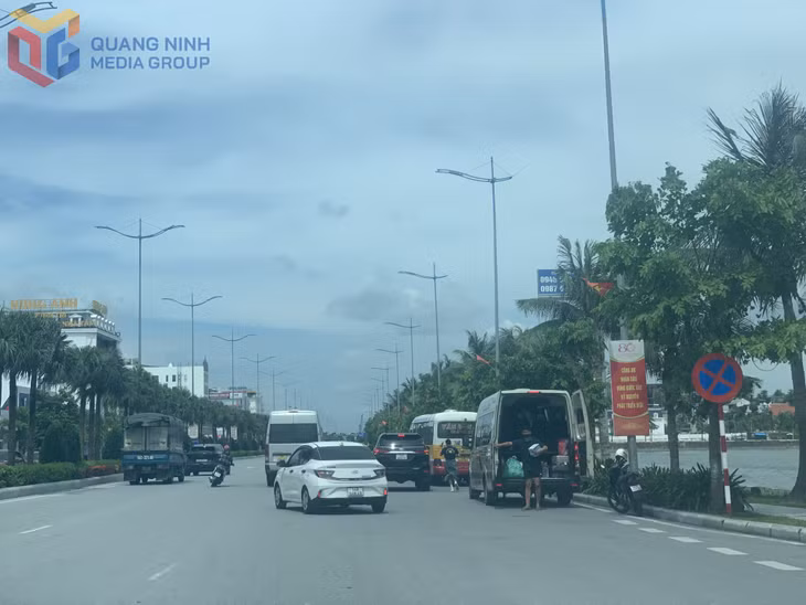 Tình trạng phương tiện dừng, đỗ đón trả khách không đúng nơi quy định vẫn diễn ra khá phổ biến trên địa bàn Quảng Ninh. Ảnh chụp tại ngã 4 Ao cá ngày 15/10.