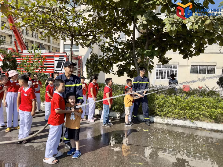 Các em học sinh được tham gia trải nghiệm kỹ năng dùng lăng, vòi chữa cháy.