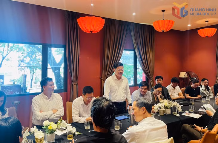 Lãnh đạo phường Yên Tử giới thiệu về tiềm năng, các sản phẩm du lịch tại địa phương. 