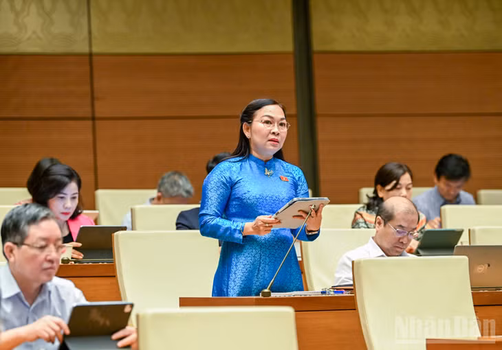 Đại biểu Lý Anh Thư (Đoàn An Giang). (Ảnh: DUY LINH)