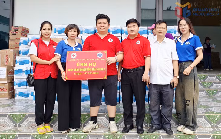 Câu lạc bộ Tâm Thành Quảng Ninh trao ủng hộ bà con vùng lũ tỉnh Thái Nguyên.