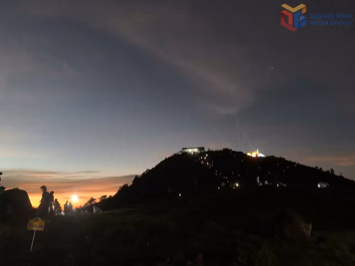 Sân khấu đón trăng trên đỉnh Cao Ly.