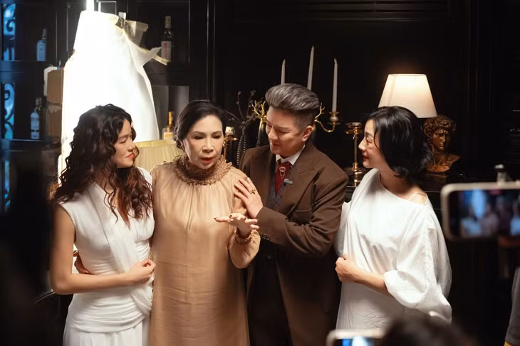 NSND Kim Xuân, Mỹ Duyên diễn xuất trong MV của nam ca sĩ. Ảnh: Thành Phạm.