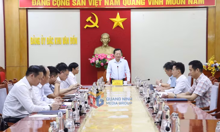 Đồng chí Cao Tường Huy, Bí thư Đảng ủy đặc khu Vân Đồn, chủ trì hội nghị của Đảng ủy về triển khai thực hiện nghị quyết của Đại hội đại biểu Đảng bộ tỉnh lần thứ XVI.
