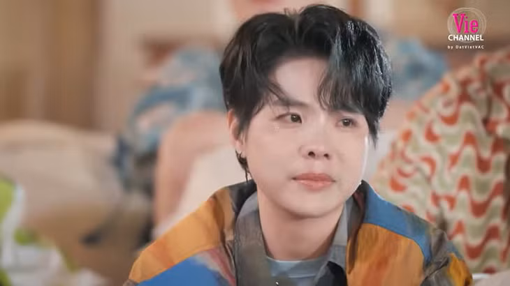 Vũ Cát Tường rơi nước mắt khi chia sẻ về “Anh trai say hi“. Ảnh: Vie Channel