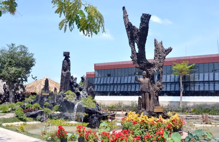 Tượng Bác Hồ tạc từ gỗ. Ảnh: Thanh Mai