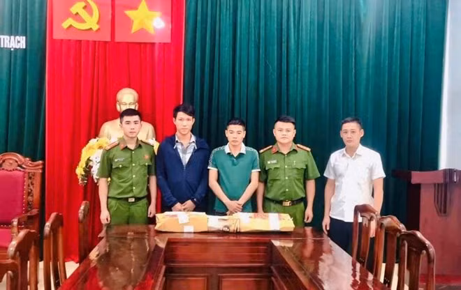 2 đối tượng bị khởi tố tội tàng trữ trái phép vũ khí quân dụng. Ảnh: Công an Hà Tĩnh.