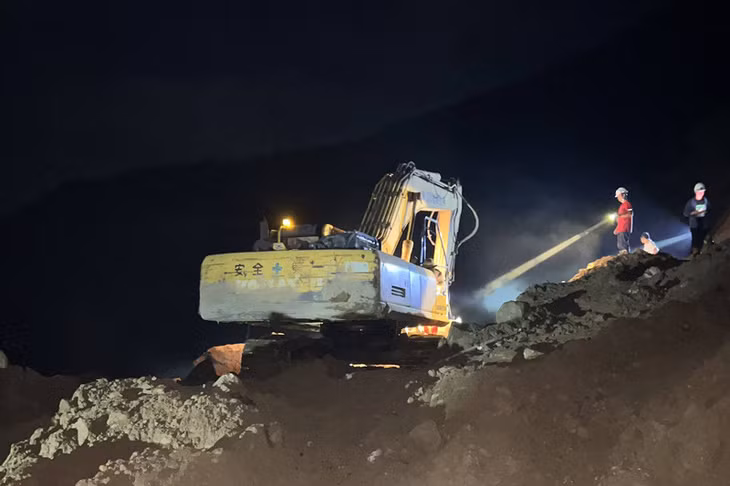 Máy móc được huy động để đưa xe cùng các nạn nhân ra ngoài. Ảnh: Công an cung cấp