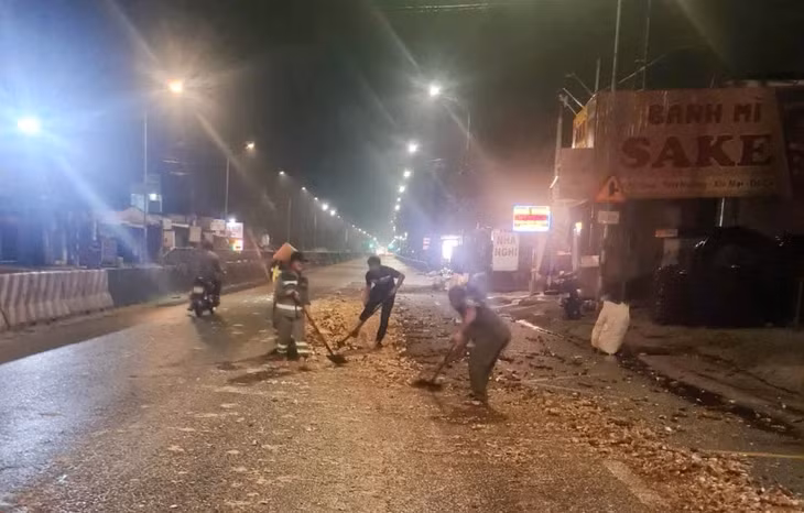 Tài xế vô ý thức bỏ đi sau khi xe tải đổ củ mì xuống đường, người dân và lực lượng chức năng phải thu dọn - Ảnh: CSGT