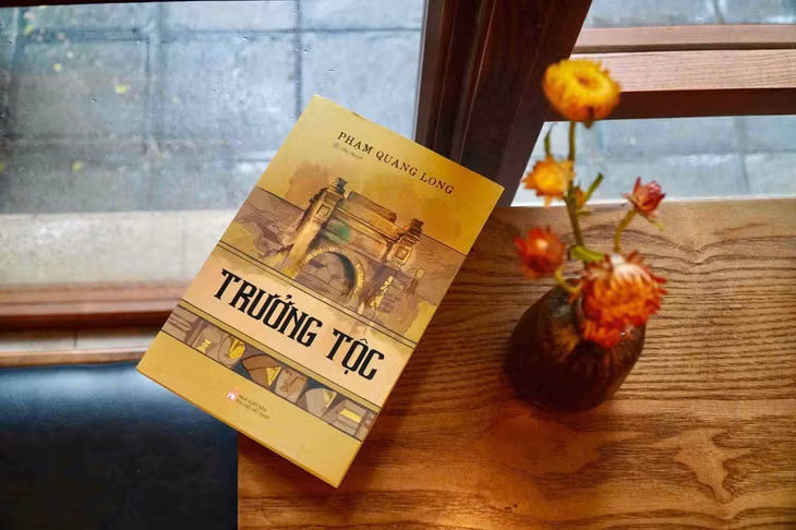 Bìa sách “Trưởng tộc” - tiểu thuyết mới nhất của PGS.TS Phạm Quang Long do Nhà xuất bản Phụ nữ Việt Nam phát hành. Ảnh: Nhà xuất bản Phụ nữ Việt Nam