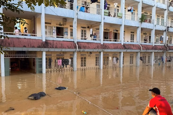 Mưa lớn kéo dài khiến khu ký túc xá ngập nặng, nhiều sinh viên mắc kẹt. Ảnh: Thanh Hùng.