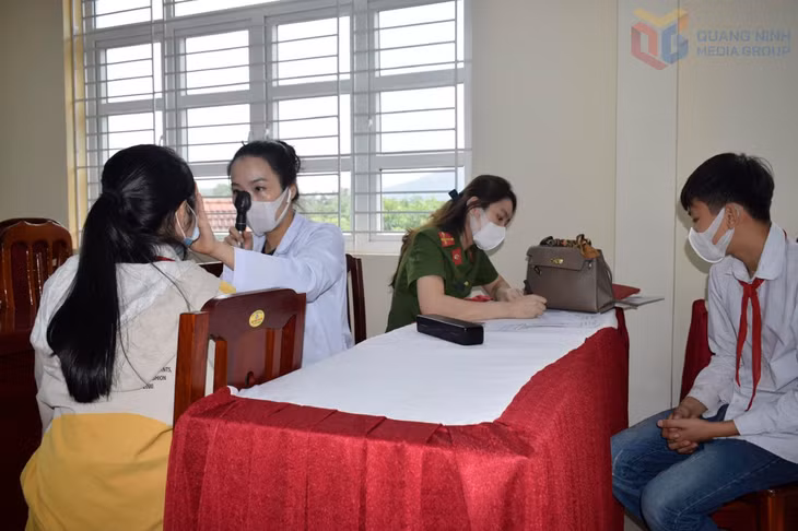 Hội Phụ nữ Phòng Cảnh sát kinh tế phối hợp với Bệnh viện Đa khoa tỉnh tổ chức nhiều đợt khám sàng lọc bệnh về mắt cho trẻ em vùng khó khăn trên địa bàn tỉnh.