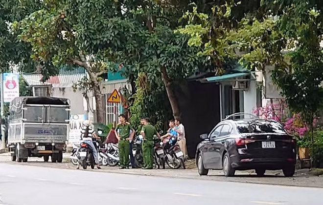 Cơ quan công an đang khám xét khẩn cấp nơi ở của facebooker Nguyễn Mạnh Tuân tại bản Tân Lập, xã Quài Tở, tỉnh Điện Biên. Ảnh: Văn Thành Chương
