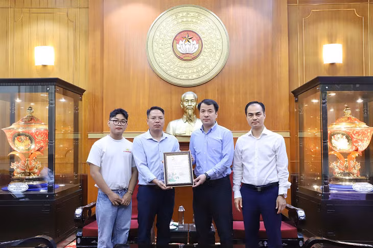 Phó Bí thư Đảng ủy Mặt trận Tổ quốc, các đoàn thể Trung ương Ngô Văn Cương (thứ 2 từ phải sang) tiếp nhận ủng hộ.