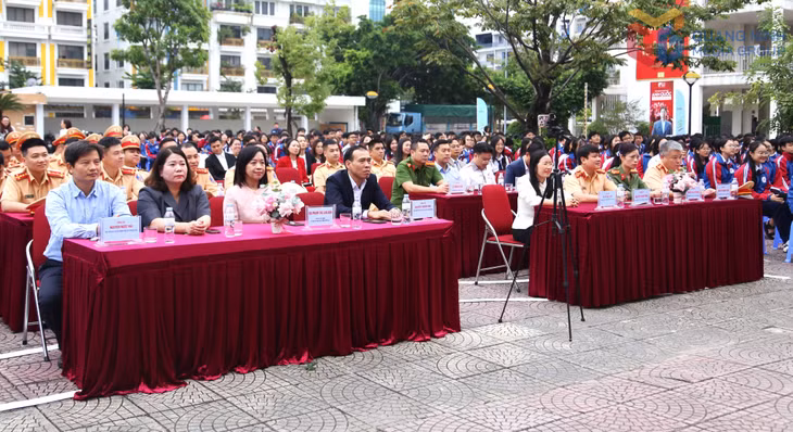 Dự chương trình có đại diện Uỷ ban ATGT Quốc gia, lãnh đạo Sở Giáo dục và Đạo tạo, Phòng CSGT (Công an tỉnh) và các đơn vị thành viên Ban ATGT tỉnh.
