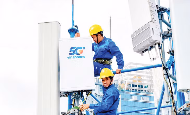 Nhân viên kỹ thuật của VNPT lắp đặt trạm phát sóng 5G.