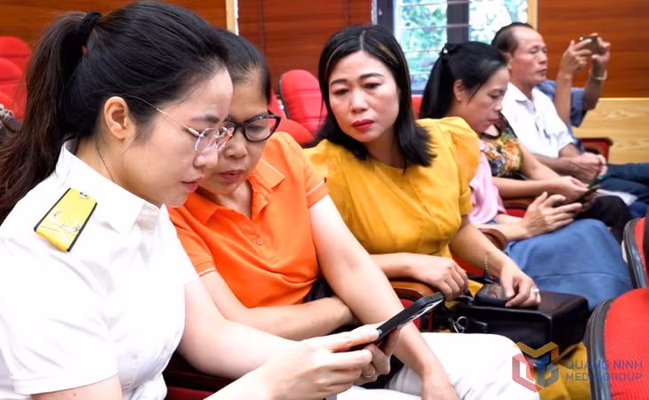 Tại các buổi tập huấn, cán bộ thuế trực tiếp hướng dẫn người nộp thuế chi tiết quy trình cài đặt, đăng ký và thao tác nộp thuế điện tử trên ứng dụng eTax Mobile.