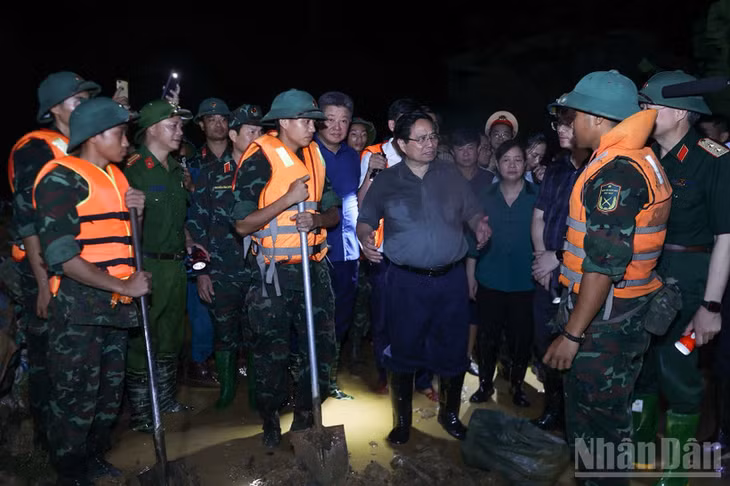 Thủ tướng Phạm Minh Chính đến kiểm tra công tác ứng phó mưa lũ tại các xã Trung Giã, Đa Phúc. (Ảnh: Trần Hải)