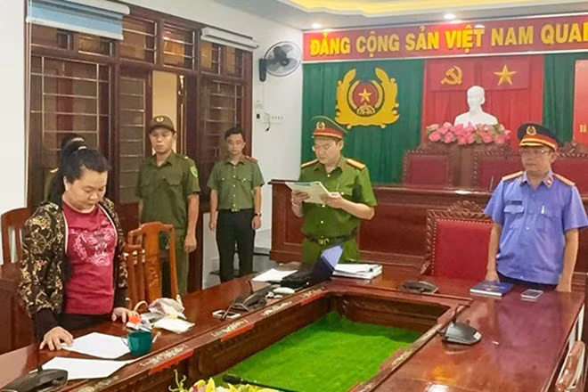 Công an tỉnh Gia Lai thi hành lệnh bắt tạm giam Hồ Thị Mỹ Hạnh. Ảnh: Viện KSND tỉnh Gia Lai