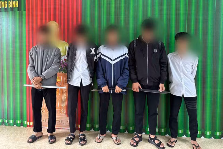 Nhóm học sinh hẹn nhau hỗn chiến đã bị ngăn chặn, triệu tập để xử lý. Ảnh: Công an Hà Tĩnh.
