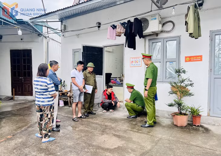 Công an phường Quang Hanh tổ chức xét nghiệm ma túy đối với người thuê trọ.