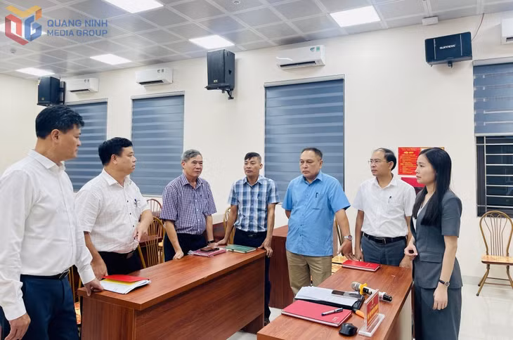 Lãnh đạo phường Hà Lầm trực tiếp giải đáp vướng mắc của cán bộ các tổ dân, khu phố về việc triển khai chiến dịch 90 ngày làm giàu, làm sạch dữ liệu đất đai.