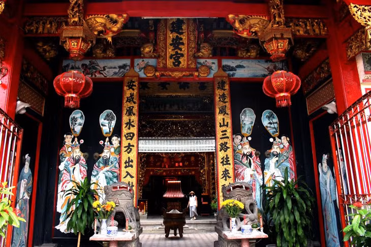 Cổng dẫn vào bên trong. Ảnh: Thanh Mai