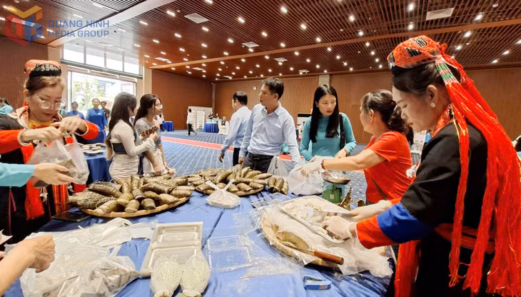 Gian hàng ẩm thực của đồng bào Dao Thanh Y được du khách quan tâm tại không gian triển khai dự án ở đồi Đức Dương.