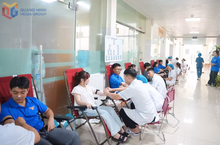Cán bộ y tế, đoàn viên, thanh niên, tình nguyện viên của Bệnh viện Sản Nhi Quảng Ninh, Liên chi đoàn bệnh viện và CLB Ngân hàng máu sống Quảng Ninh tham gia chương trình hiến máu tình nguyện “Trung thu cho em”.