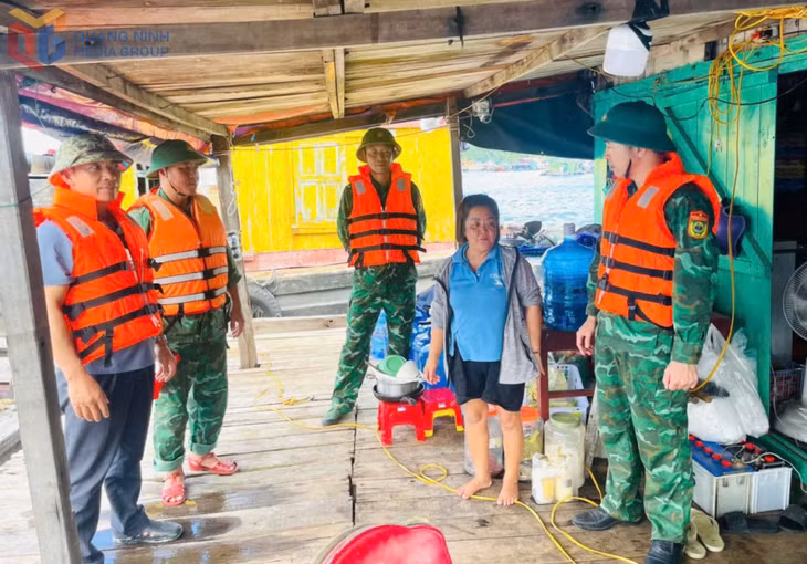Đồn biên phòng Thanh Lân phối hợp cùng tổ công tác PCTT đặc khu Cô Tô tuyên truyền kêu gọi ngư dân vào âu tránh trú.