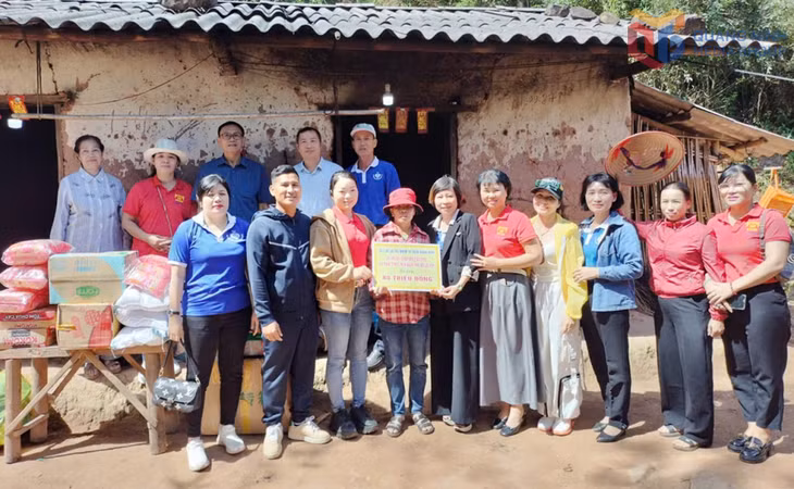 Hội Bảo trợ NKT-TMC tỉnh và Nhóm Từ thiện Quảng Ninh thân yêu trao 80 triệu đồng hỗ trợ gia đình bà Chìu Si Múi ở thôn Ngàn Phe (xã Lục Hồn) để xây dựng ngôi nhà mới.