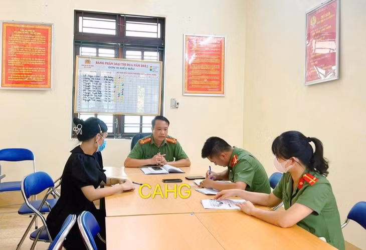 Công an phường Hồng Gai xử phạt các đối tượng vi phạm Luật An ninh mạng.