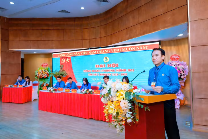 Đồng chí Tô Xuân Thao, Ủy viên Đoàn Chủ tịch Tổng LĐLĐ Việt Nam, Tỉnh ủy viên, Phó Chủ tịch MTTQ Việt Nam tỉnh, Chủ tịch LĐLĐ tỉnh phát biểu chỉ đạo tại Đại hội Công đoàn phường Hồng Gai.