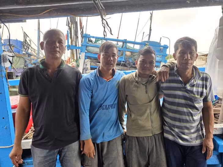 Ông Kín (thứ 2 từ trái qua) cùng ba thuyền viên trên tàu - Ảnh: MINH CHIẾN