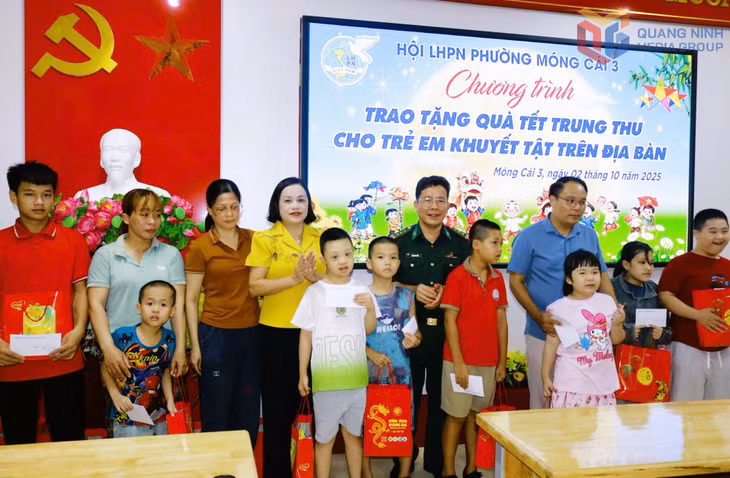 Hội Liên hiệp phụ nữ phường Móng Cái 3 phối hợp nhóm thiện nguyện Bạn bè Móng Cái tổ chức trao quà cho trẻ em khuyết tật trên địa bàn.