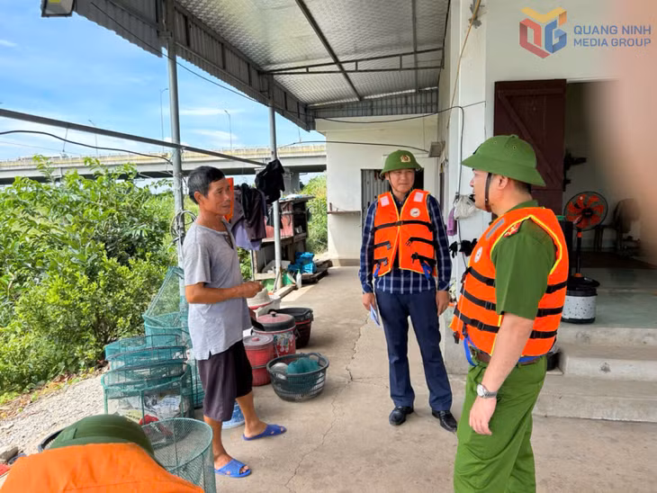 Lực lượng chức năng phường Liên Hòa tuyên truyền, hướng dẫn ngư dân di chuyển đến nơi tránh trú bão an toàn.