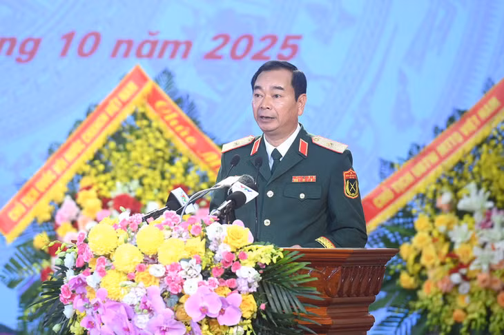 Thiếu tướng Trương Mạnh Dũng, Tư lệnh Quân khu 1 trình bày diễn văn tại lễ kỷ niệm. (Ảnh: ĐĂNG KHOA)