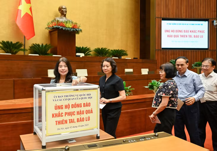 Lãnh đạo Văn phòng Quốc hội, các đại biểu Quốc hội ủng hộ đồng bào khắc phục hậu quả thiên tai, lũ lụt. (Ảnh: DUY LINH)