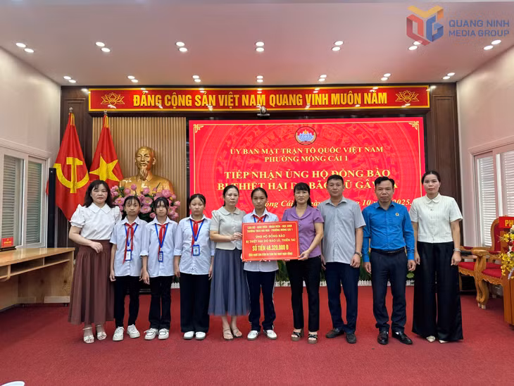 Phường Móng Cái 1 tiếp nhận ủng hộ đồng bào lũ lụt từ các đơn vị trên địa bàn.