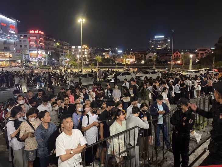 Mọi người kiên nhẫn chờ đợi đến giờ đổi vé.