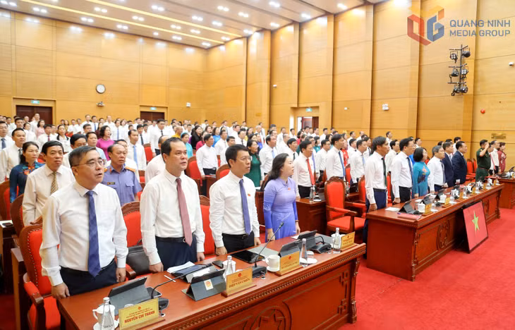 Các đại biểu dự kỳ họp 32 HĐND tỉnh làm lễ chào cờ.